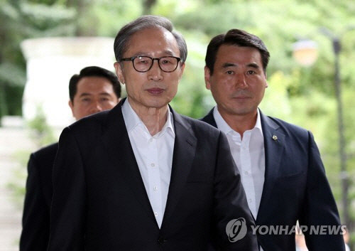 이명박 전 대통령이 지난해 9월 4일 오후 서울 서초구 서울중앙지법에서 열린 공판에 출석하며 법정으로 향하고 있다. [연합뉴스]